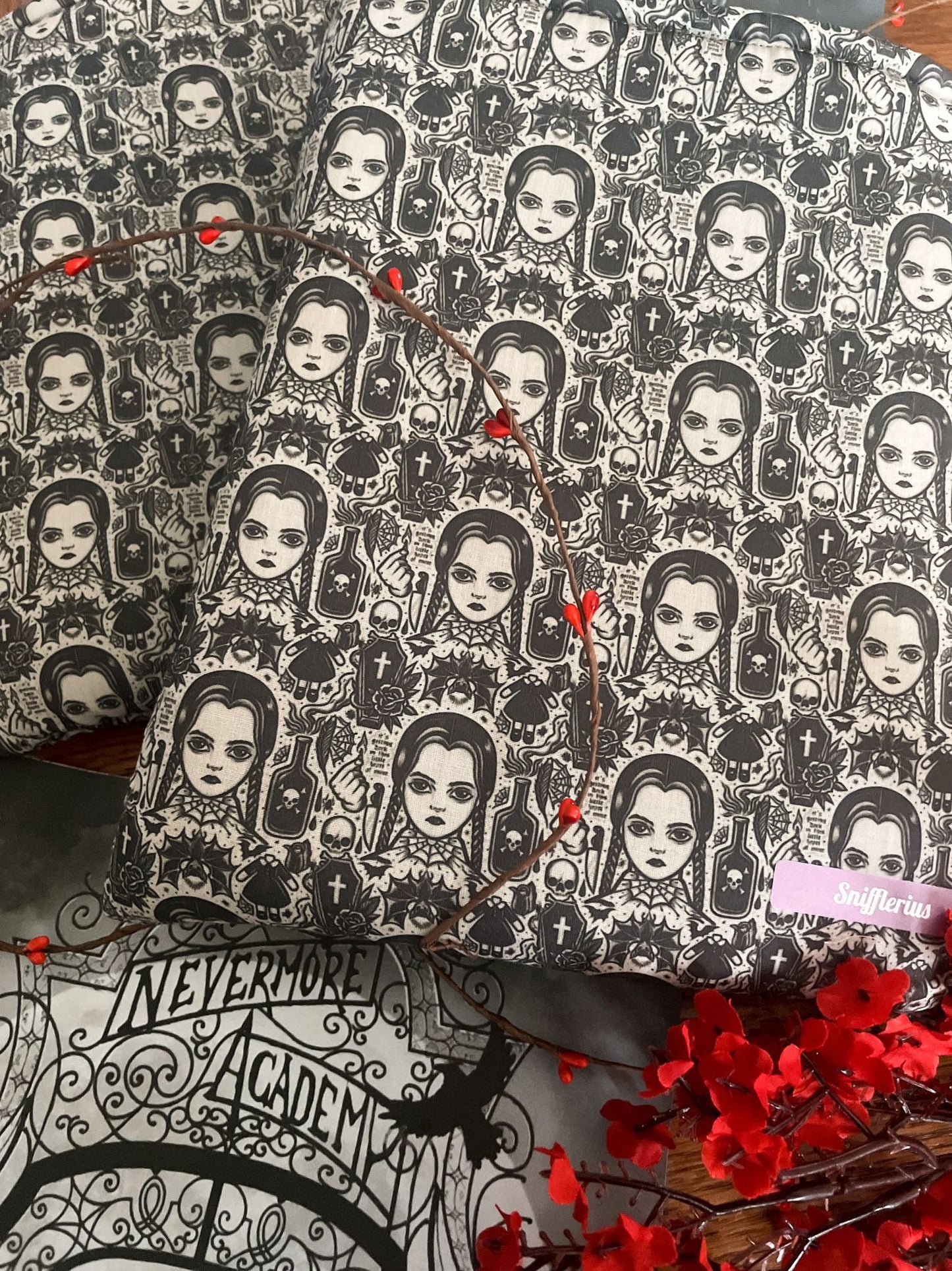 BOOKSLEEVE - Pochette à livre, inspiration Famille Adams. Format broché//Paperback format