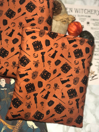 BOOKSLEEVE - Pochette à livre, inspiration Hocus Pocus. Format broché//Paperback format