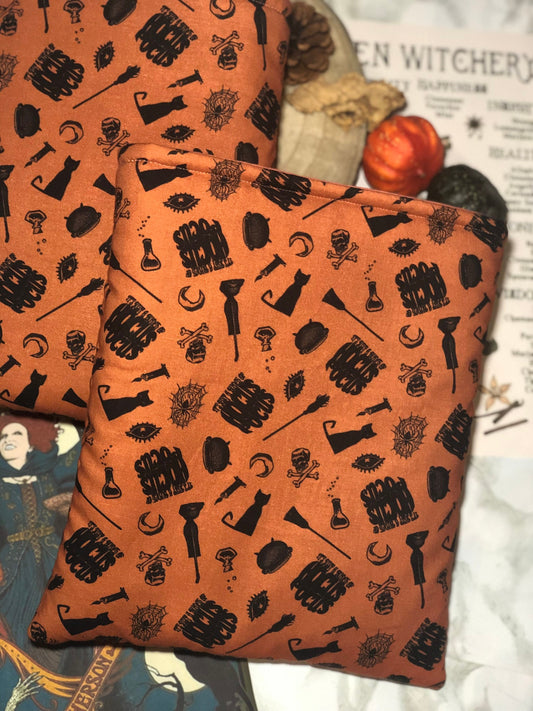 BOOKSLEEVE - Pochette à livre, inspiration Hocus Pocus. Format broché//Paperback format