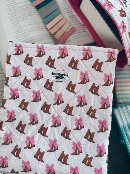 BOOKSLEEVE - Pochette à livre, inspiration cow girly. Format broché//Paperback format