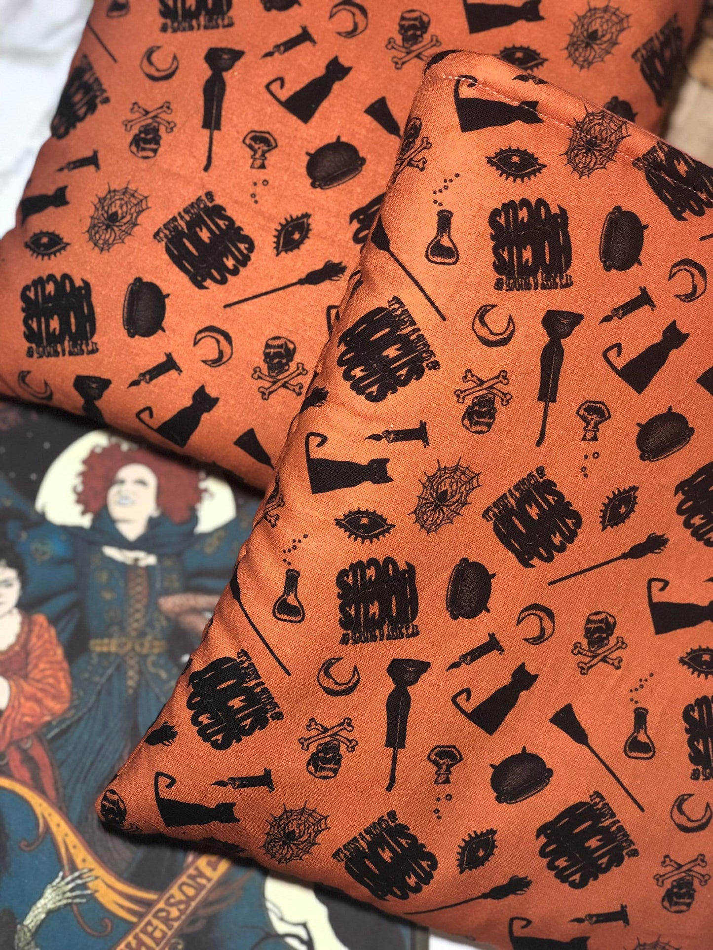 BOOKSLEEVE - Pochette à livre, inspiration Hocus Pocus. Format broché//Paperback format