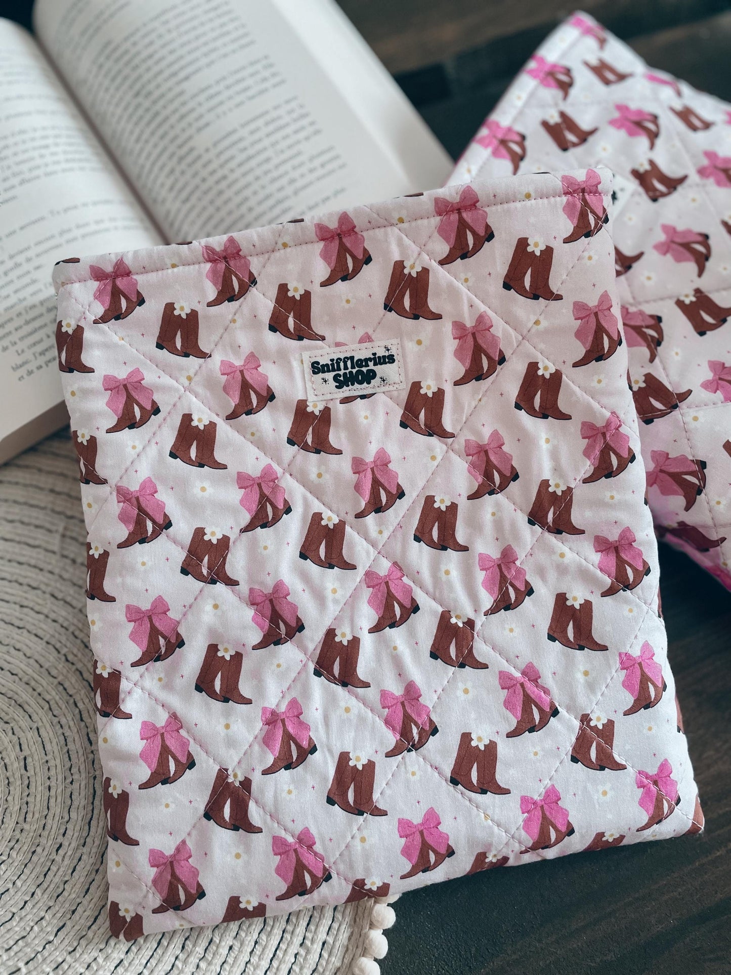 BOOKSLEEVE - Pochette à livre, inspiration cow girly. Format broché//Paperback format