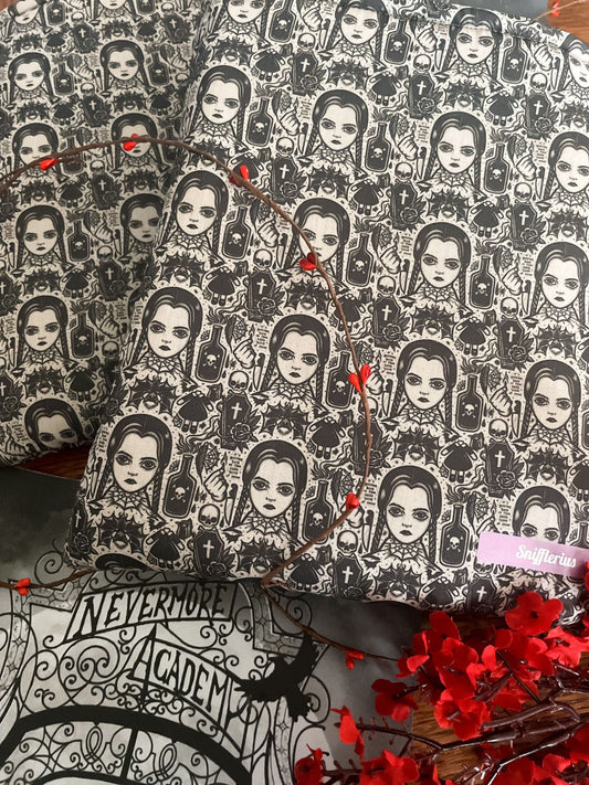 BOOKSLEEVE - Pochette à livre, inspiration Famille Adams. Format broché//Paperback format